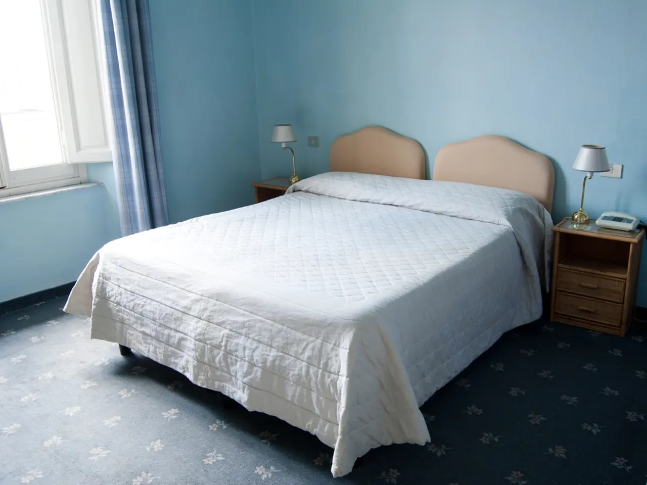 "Experts disclose the hue of bed sheets that can effectively expand the appearance of a compact...