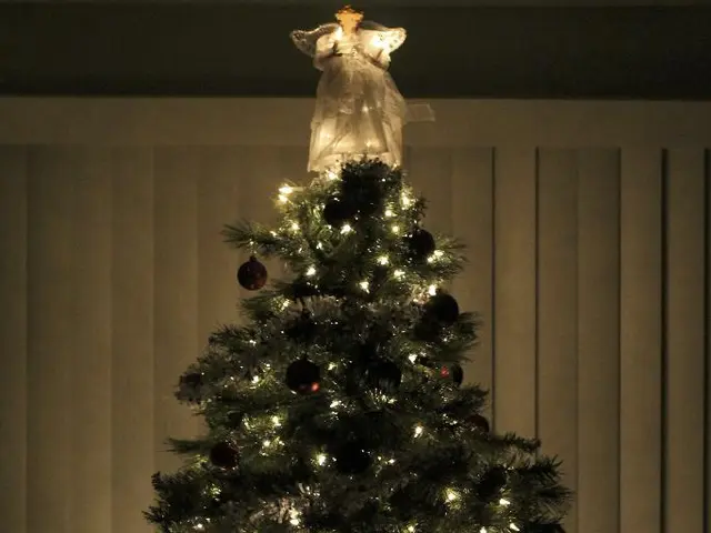 Craft an ivy and crab apple festoon as eco-friendly holiday embellishments