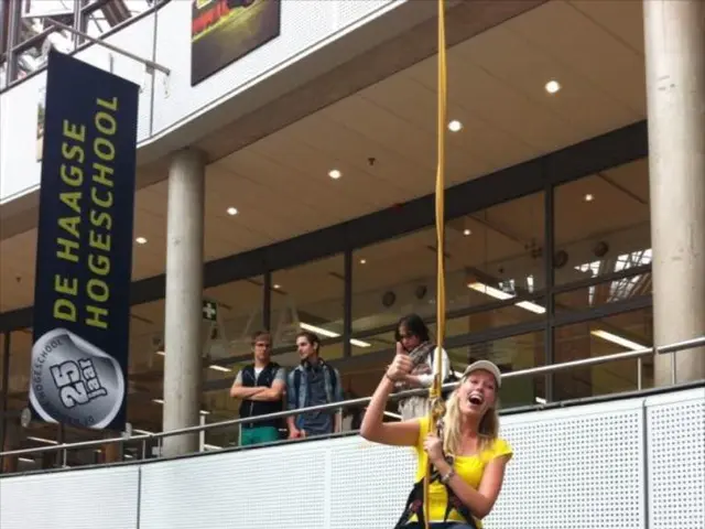 Pamela Anderson adopts the butter yellow fashion style, showing off her casual, replicable chic...