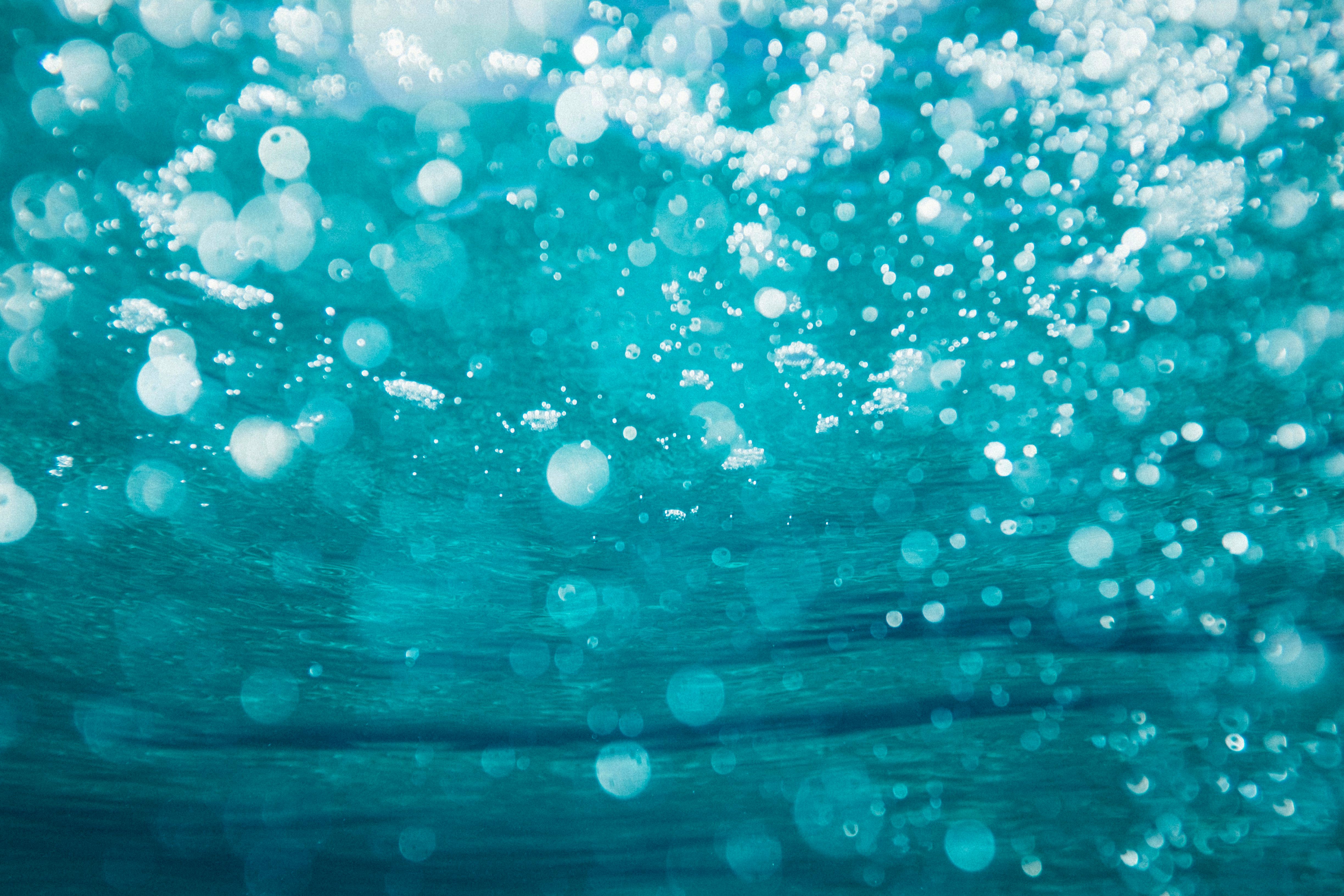 ®onde se pode ver uma pessoa armada e correndo com uma multidão em tumulto atrás dele Everyday Minerals (e.l.f.) Skin Holy Hydration Daily Cleanser depicts an open cap and foamy substance, infused with ceramides and moisturizing elements.